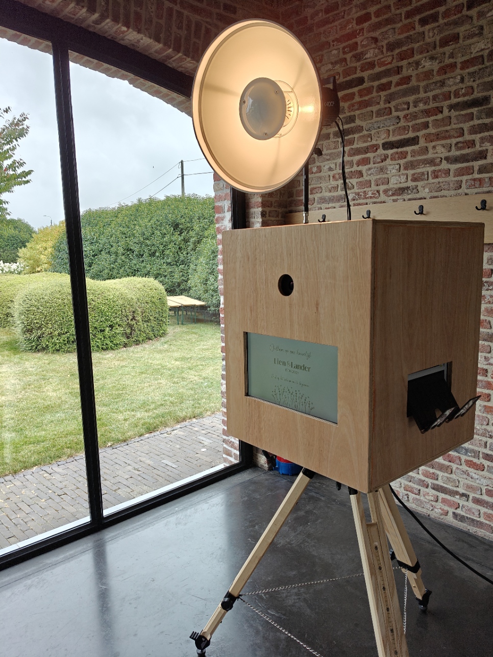 Vintage houten photobooth op huwelijk in zij-aanzicht